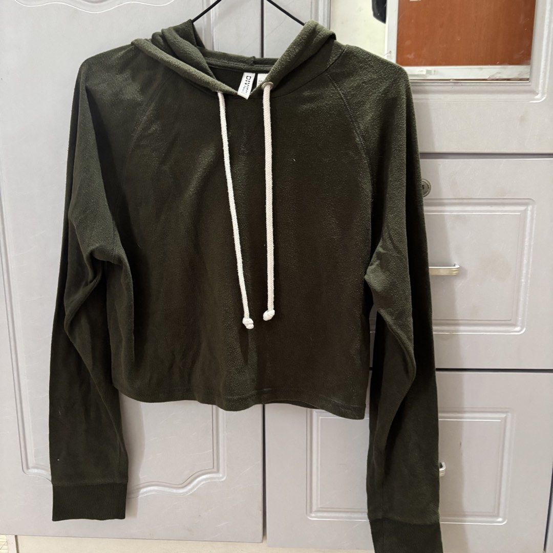 H&M Emerald Green Crop Hoddie Jacket (Category: Coats, Jackets and Outerwear) located in Binan City. Submitted by mypreloved_haul (Listing ID 1464361187, Image 1). Description: .