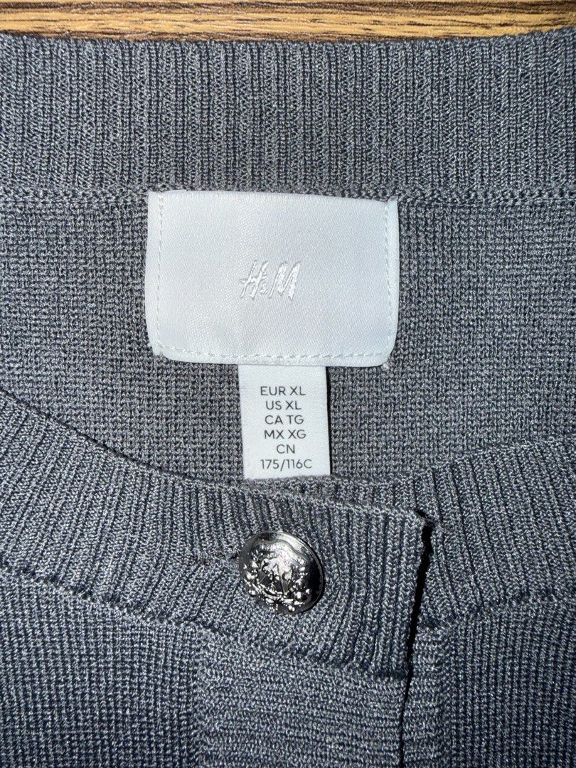 H&M Grey Cropped Cardigan (Category: Coats, Jackets and Outerwear) located in Rizal. Submitted by prelovedbykash (Listing ID 1464435676, Image 2). Description: - missing one button, replacement button still in tag .