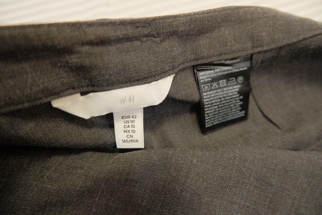 H&M Grey Pleated Midi Skirt (Category: Skirts) located in Paranaque City. Submitted by marasellz (Listing ID 1464413653, Image 3). Description: ⭐️ Grey midi skirt from H&M. Features pleats down the front. Has belt loops at the waist. Knee-length..