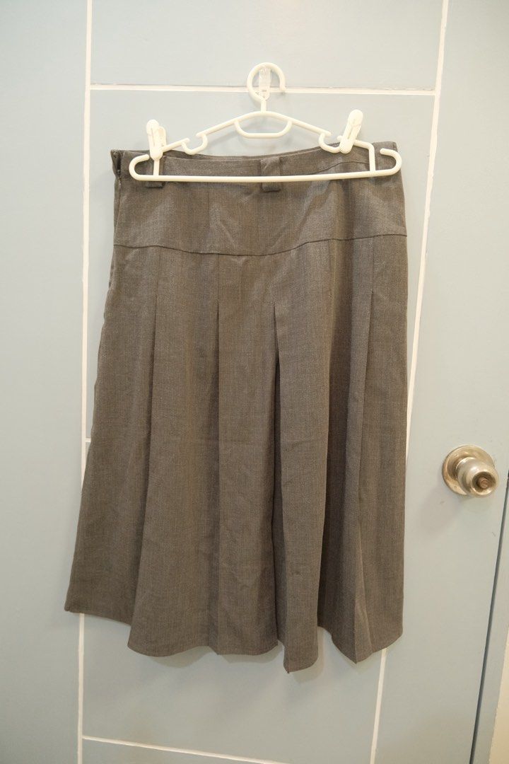 H&M Grey Pleated Midi Skirt (Category: Skirts) located in Paranaque City. Submitted by marasellz (Listing ID 1464413653, Image 2). Description: ⭐️ Grey midi skirt from H&M. Features pleats down the front. Has belt loops at the waist. Knee-length..