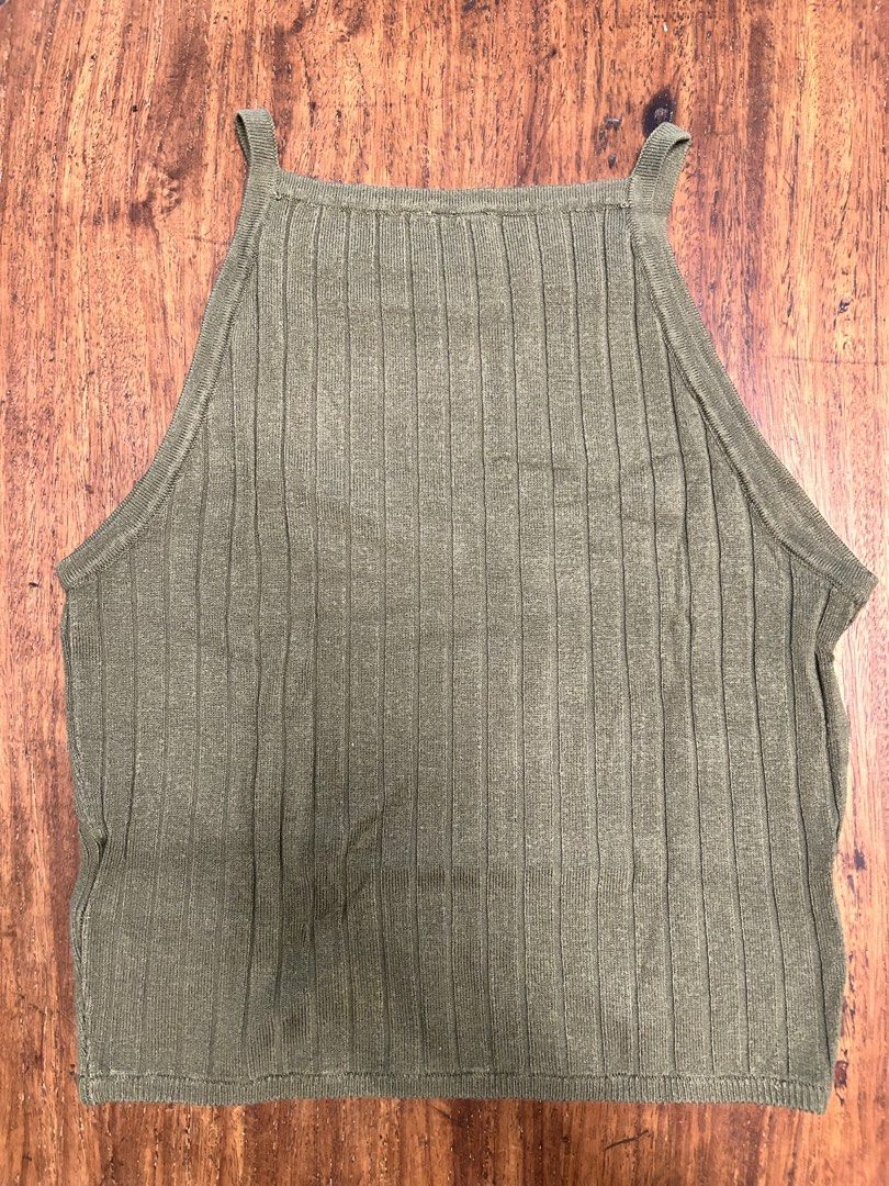 H&M Halter Neck Crop Top (Category: Sleeveless) located in Antipolo. Submitted by tshopph (Listing ID 1464466435, Image 2). Description: H&M Ribbed Knit Square/Halter Neck Crop Top A trendy high-neck/square-neck ribbed crop top in an olive green shade. Made from a lightweight knit fabric that stretches comfortably for a flattering silhouette. Super easy to pair with high-waisted jeans, skirts, or cargo pants Condition: lightly used Size: XS Price