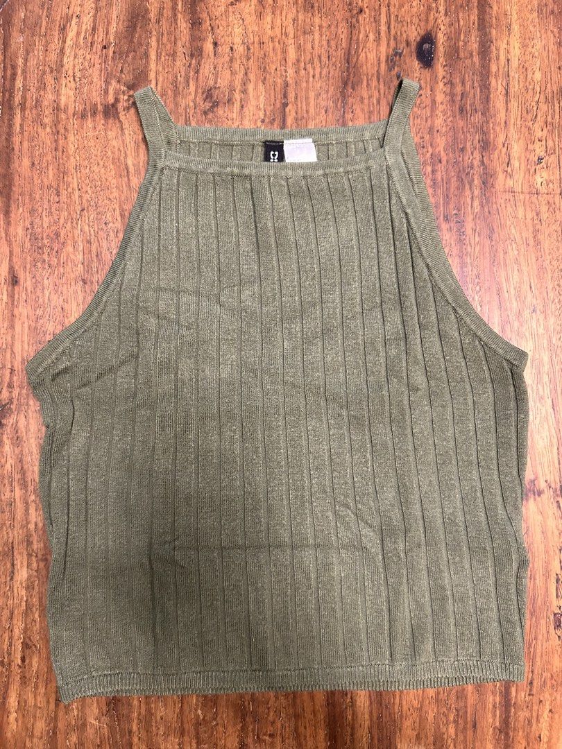 H&M Halter Neck Crop Top (Category: Sleeveless) located in Antipolo. Submitted by tshopph (Listing ID 1464466435, Image 1). Description: H&M Ribbed Knit Square/Halter Neck Crop Top A trendy high-neck/square-neck ribbed crop top in an olive green shade. Made from a lightweight knit fabric that stretches comfortably for a flattering silhouette. Super easy to pair with high-waisted jeans, skirts, or cargo pants Condition: lightly used Size: XS Price