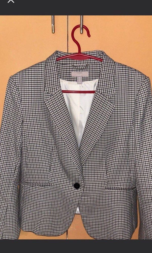 H&M Houndstooth Blazer (Category: Coats, Jackets and Outerwear) located in Cavite. Submitted by helloize (Listing ID 1464412282, Image 1). Description: - Classic houndstooth pattern blazer - Brand: H&M - Closure: Single button - Lining: White - Style: Smart casual, workwear - Look: Sharp and put-together I'm size S and used this as oversized blazer.