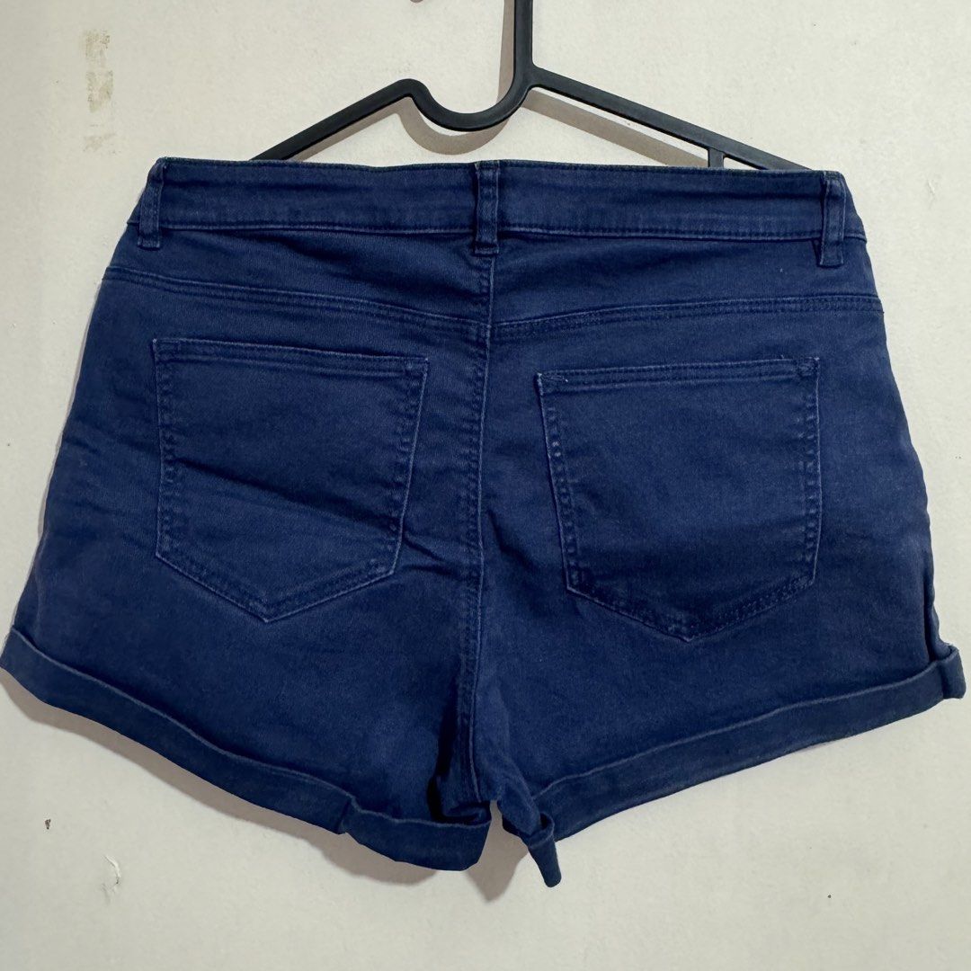 H&M Navy Blue Shorts (Category: Shorts) located in Licab. Submitted by imvincentleo (Listing ID 1464437075, Image 2). Description: .