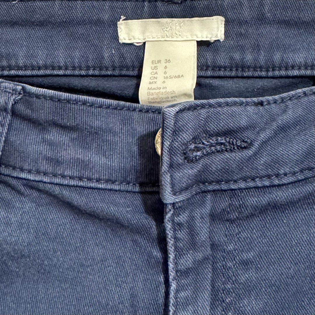 H&M Navy Blue Shorts (Category: Shorts) located in Licab. Submitted by imvincentleo (Listing ID 1464437075, Image 3). Description: .