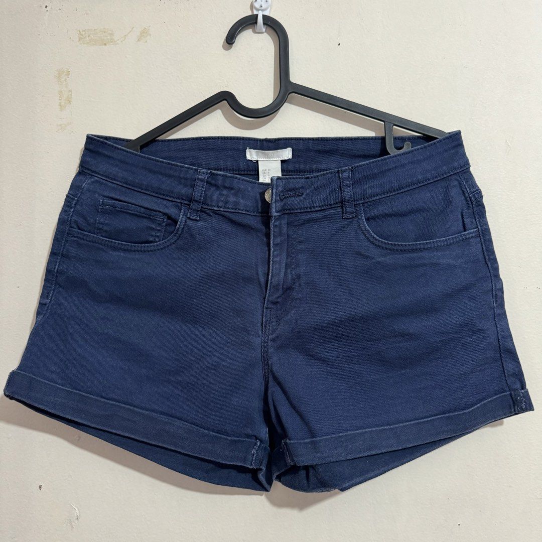H&M Navy Blue Shorts (Category: Shorts) located in Licab. Submitted by imvincentleo (Listing ID 1464437075, Image 1). Description: .