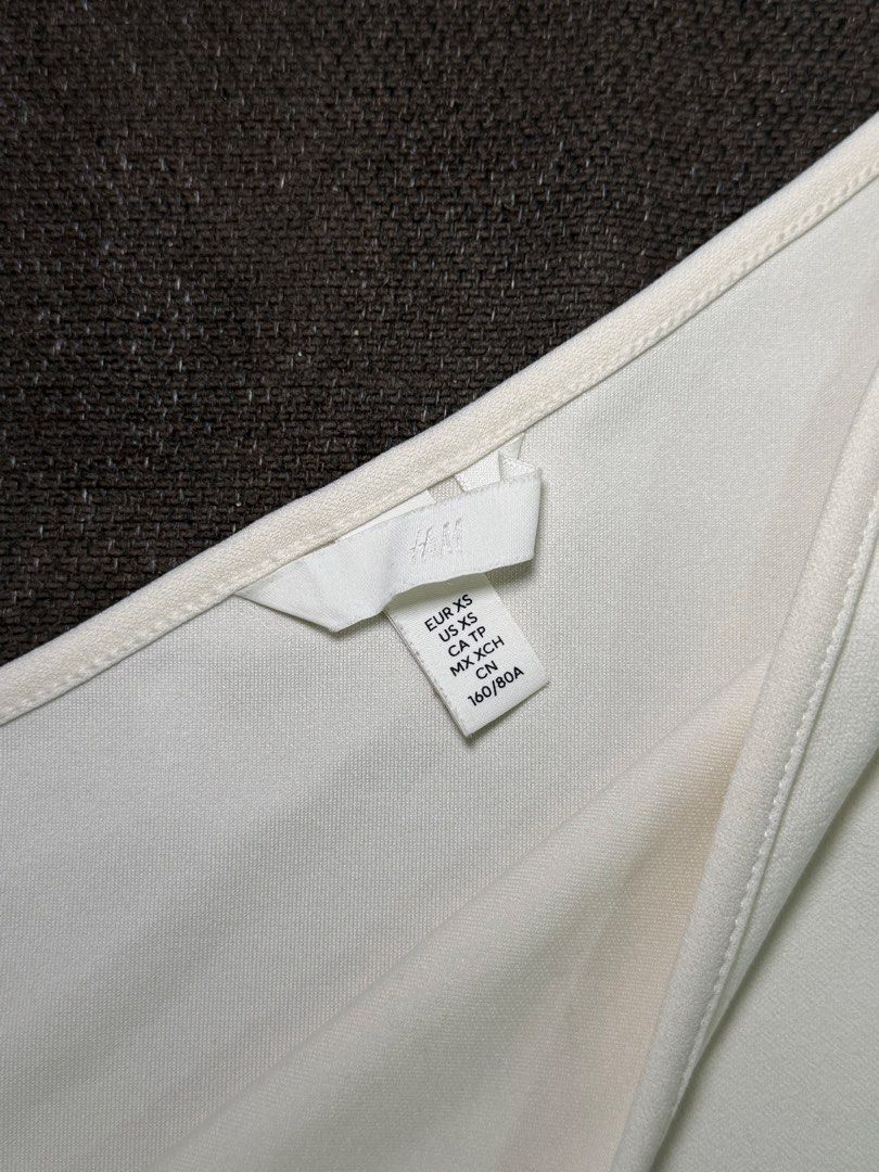 H&M Off shoulder (Category: Sleeveless) located in Paranaque City. Submitted by phoebeways (Listing ID 1464429125, Image 3). Description: .