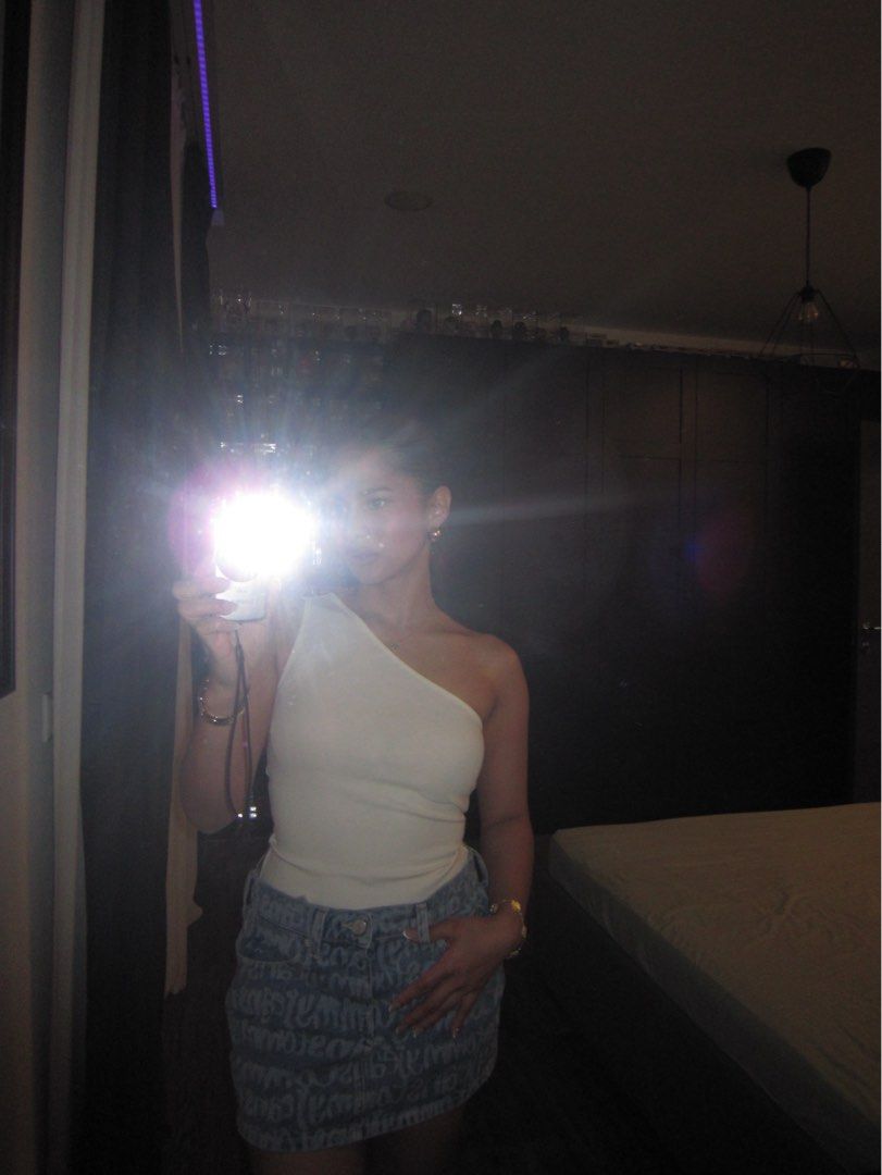 H&M Off shoulder (Category: Sleeveless) located in Paranaque City. Submitted by phoebeways (Listing ID 1464429125, Image 1). Description: .