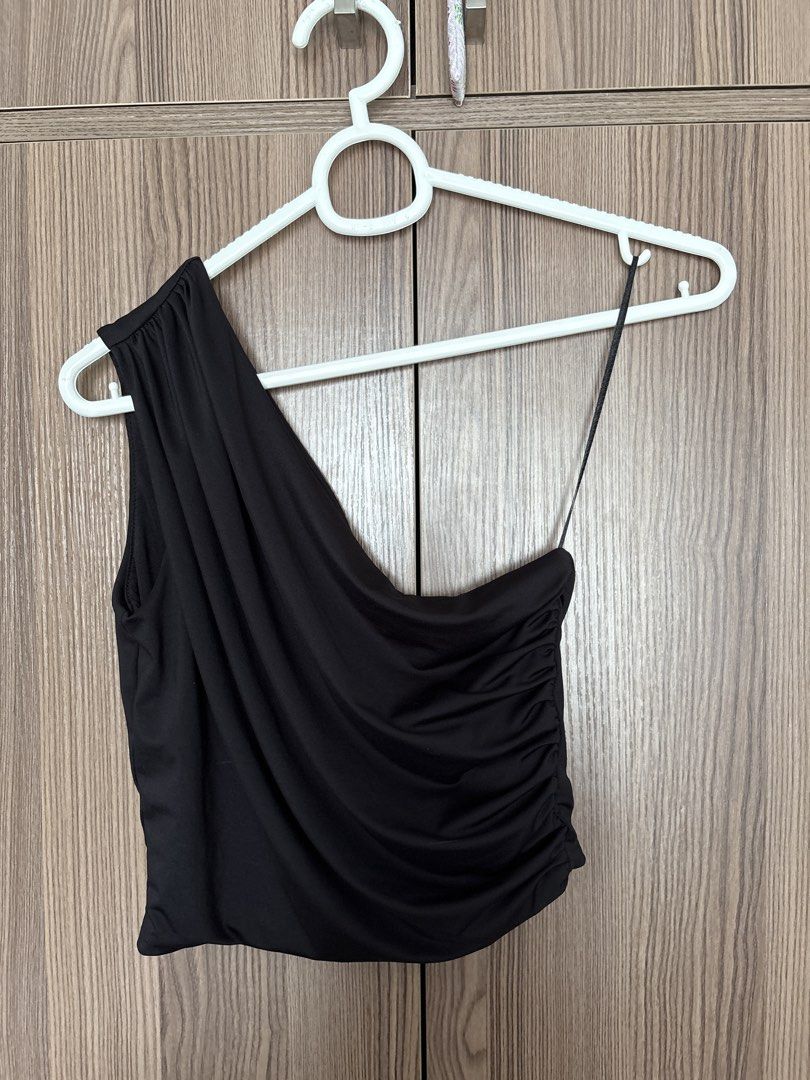 H&M One Shoulder Ruched Top (Category: Sleeveless) located in Manila. Submitted by fameiax (Listing ID 1464359157, Image 1). Description: - Brand: H&M - Color: Black - Style: One-shoulder, sleeveless - Features: Ruching detail on the side - Estimated Size: XS - Occasion: Night out, casual events - Styling: Pairs easily with jeans or skirts.