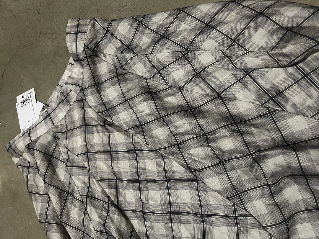H&M Plaid Pleated Midi Skirt (Category: Skirts) located in Ibaan. Submitted by shopnstyle___ (Listing ID 1464566343, Image 2). Description: - Flowy midi skirt - Classic plaid pattern - Pleated for a fuller silhouette - Lightweight and breathable fabric - Perfect for dressing up or down - Suitable for casual outings or semi-formal events BRAND NEW with tag RFS: too small for me.