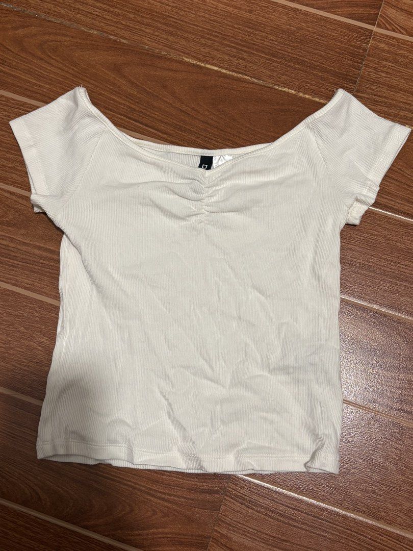 H&M Ribbed V-Neck Top Cream (Category: Sleeveless) located in Binan City. Submitted by iluvm0nchichi (Listing ID 1464086056, Image 2). Description: - Cream ribbed V-neck top from H&M - Short sleeves with ruched detail - Super soft and stretchy material - Perfect for dressing up or down - Ideal for everyday wear.