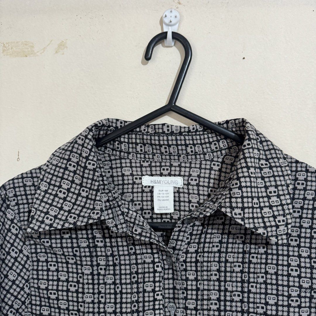H&M Young Skull Printed Shirt Y2K Top (Category: Shirts) located in Licab. Submitted by imvincentleo (Listing ID 1464432017, Image 3). Description: .