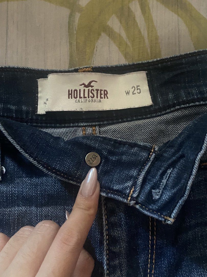 Hollister Denim Shorts W25 (Category: Shorts) located in Murcia. Submitted by soojuliaa (Listing ID 1464397639, Image 2). Description: w-25.