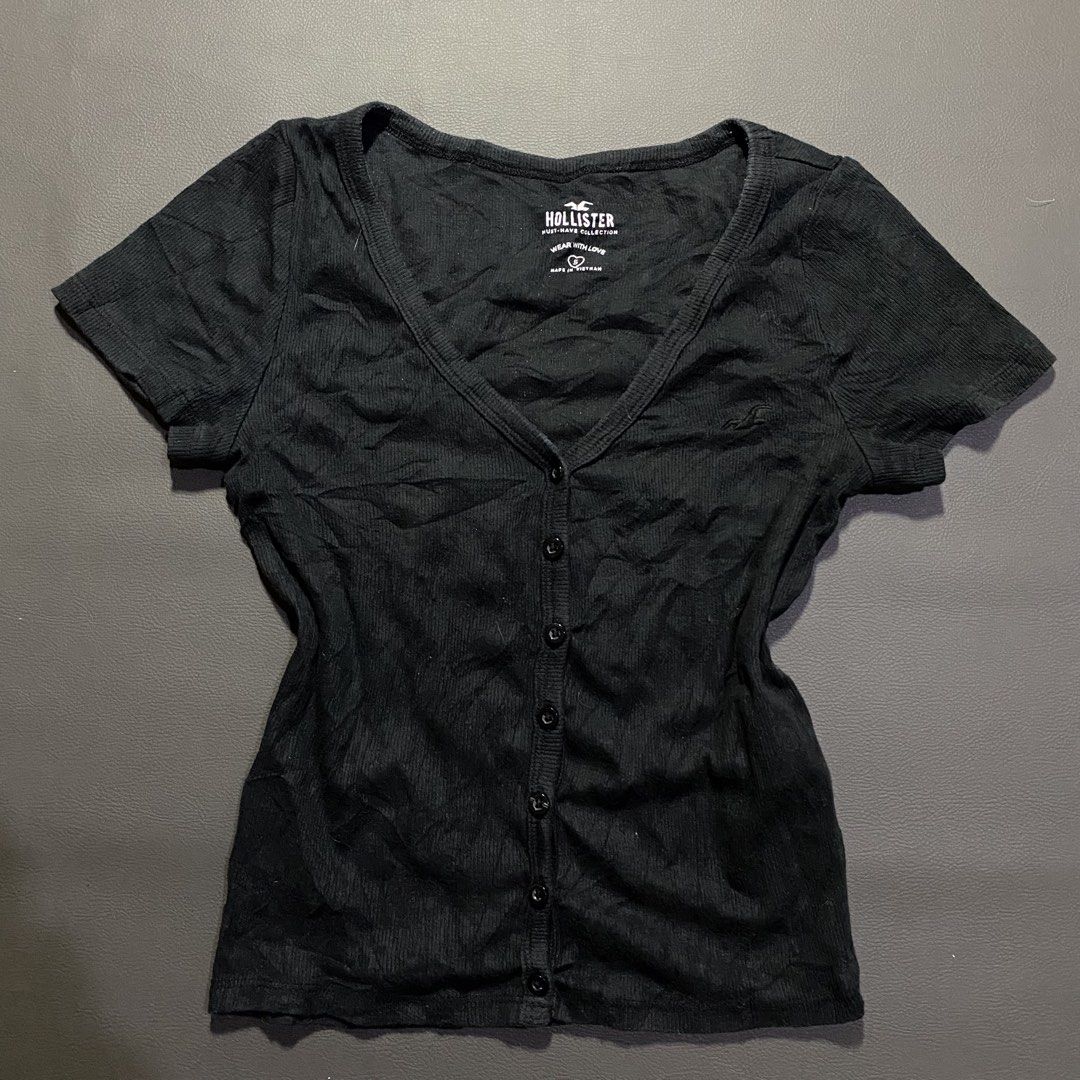 Hollister top (Category: Blouses) located in Trento. Submitted by estilounico02 (Listing ID 1464379870, Image 1). Description: Size small No issue Excellent condition 9/10 color rate .
