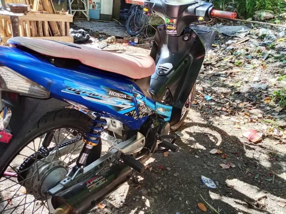 Honda Wave S Motorcycle Blue (Category: Motorbikes for Sale) located in Manila. Submitted by bimbowsss (Listing ID 1464359013, Image 1). Description: Honda Wave S motorcycle for sale. Blue body with custom decals. Pink seat cover. Aftermarket exhaust installed. Basket at the front. Ready for a new owner. Message for details..