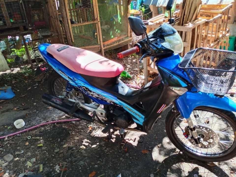 Honda Wave S Motorcycle Blue (Category: Motorbikes for Sale) located in Manila. Submitted by bimbowsss (Listing ID 1464359013, Image 2). Description: Honda Wave S motorcycle for sale. Blue body with custom decals. Pink seat cover. Aftermarket exhaust installed. Basket at the front. Ready for a new owner. Message for details..
