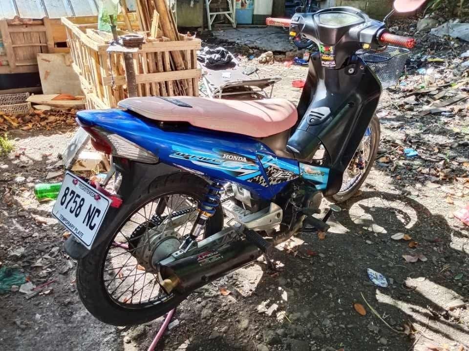 Honda Wave S Motorcycle Blue (Category: Motorbikes for Sale) located in Manila. Submitted by bimbowsss (Listing ID 1464359013, Image 3). Description: Honda Wave S motorcycle for sale. Blue body with custom decals. Pink seat cover. Aftermarket exhaust installed. Basket at the front. Ready for a new owner. Message for details..