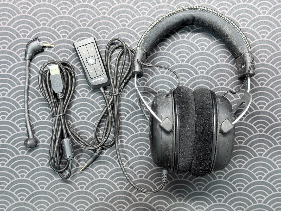 HyperX Wired Headset (Category: Headphones & Headsets) located in Ipoh. Submitted by jaydenws98 (Listing ID 1464403491, Image 1). Description: HyperX Wired Headset Functionality (Mic, Sound, Dongle 7.1 Controller) all ok Comes with box PM for more details.