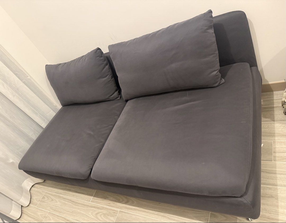 IKEA SÖDERHAMN 3-Seater Sofa Dark Grey （分類：梳化）位於 Hong Kong。 由 kimminjies 提交（商品編號 1464527964，圖片 1）。簡介： Selling an IKEA SÖDERHAMN 3-seater sofa in dark grey. It has a modern, low-profile design. The seat cushions are deep and comfortable. Comes with two back cushions. Dimensions are 186cm wide and 99cm deep. Well used but with sofa cover, in good condition Have to gogovan or pick up directly from flat in Jordan. Original small cushions are not avai