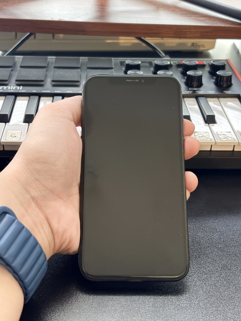 Iphone 10 256GB (Category: iPhone X Series) located in Mandaluyong City. Submitted by maximuuus (Listing ID 1464393081, Image 2). Description: Black Iphone X 256 GB storage Minimal scratches on charging port With clear case Battery health 57% .