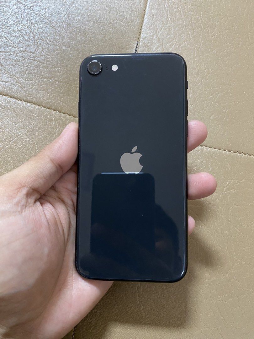 iPhone SE 2020 128GB (Category: iPhone SE Series) located in Antipolo. Submitted by KuyaC (Listing ID 1464415497, Image 1). Description: No hidden issue or history of repair 128gb / Any sim card compatible 72% Battery health.