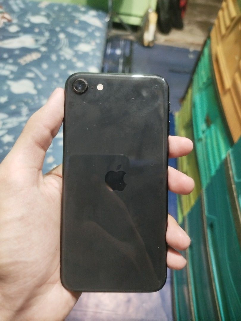 iPhone SE 2nd Generation (Category: iPhone SE Series) located in Manila. Submitted by valgiela22 (Listing ID 1464535103, Image 1). Description: iPhone SE 2020 64GB 4000 FIXED PRICED 76% BATTERY HEALTH MALINAW YUNG CAMERA OPEN LINE ANY SIM PWEDE SUPPORTS LATEST UPDATE IOS 27 A13 BIONIC CHIPSET SAME SA IPHONE 11 ALL PARTS ARE STILL ORIGINAL ISSUES: May black lines malapit sa home button kita naman sa last pic, pero di naman halata pag naka on dark 
