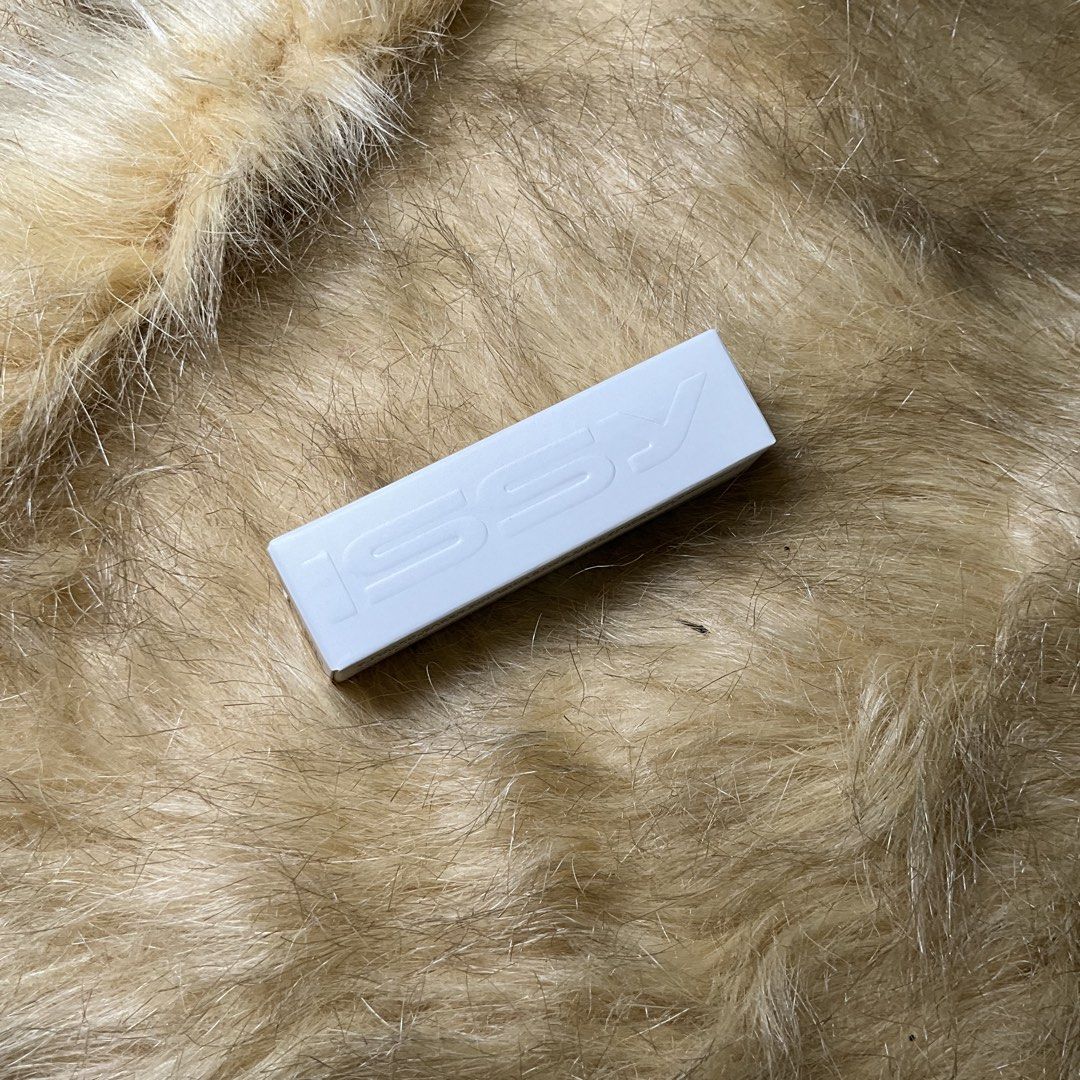 Issy Glitter Suspension Stick (Jackpot) (Category: Makeup) located in Manila. Submitted by randomlyyoursph (Listing ID 1464439542, Image 2). Description: Reason for sale: Decluttering (in other word, madami na po me gamit, ayaw ko ma expired sila dahil tinatambak ko lang sila, gets?) THIS IS ORIGINAL, ORIGINAL TALAGA AS IN! SF NOT INCLUDED EXP: 2028 Info: A water-based shimmer stick that swipes on smoothly to deliver instant, multidimensional spa