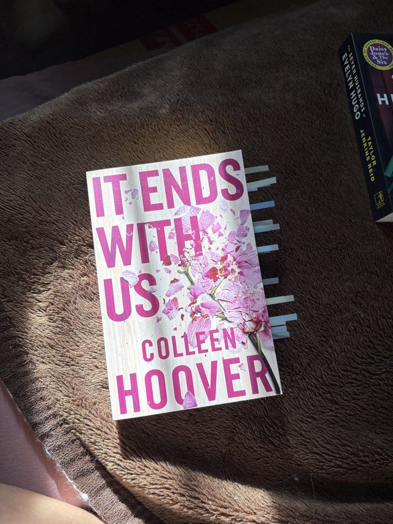 It Ends With Us - Coleen Hoover (Category: Storybooks) located in Mexico. Submitted by itsbuttertoooooo (Listing ID 1464428537, Image 1). Description: Condition: 9.5/10 (light crease) Bought from: Fully booked *sticky strip/label will be removed before shipping. .