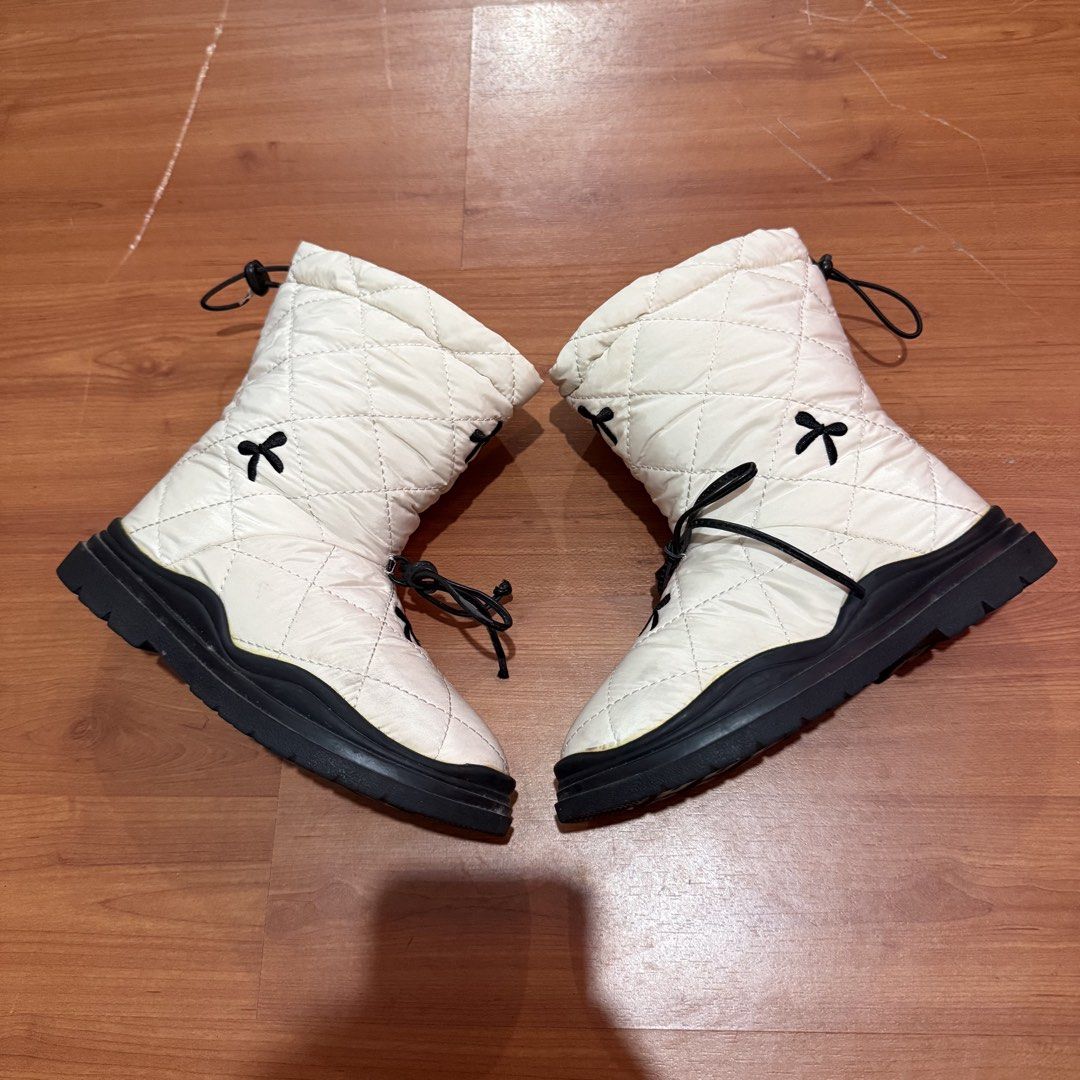 Ivory quilted padding boots (Category: Boots) located in Baguio. Submitted by puss_n_boots2600 (Listing ID 1464421544, Image 1). Description: Ivory quilted padding boots Size 37 No Flaws.