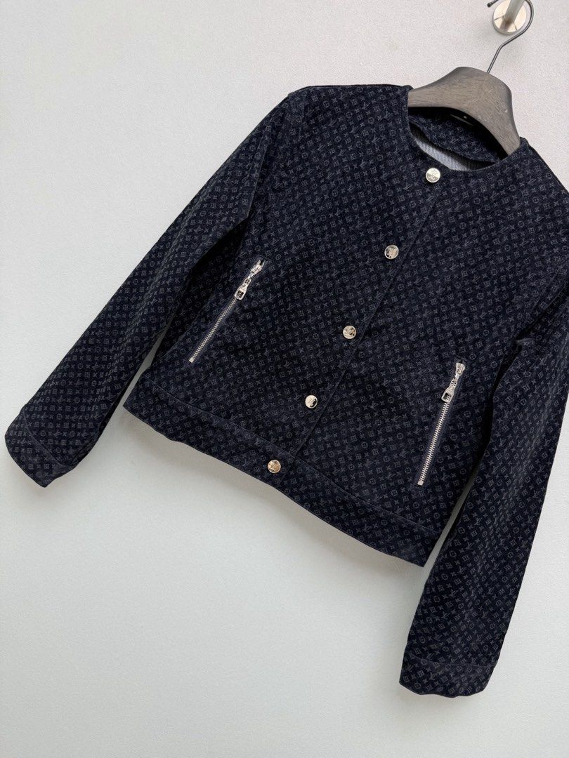 Jacket dojh7 (Category: Coats, Jackets and Outerwear) located in Singapore. Submitted by yejasmine (Listing ID 1464535921, Image 5). Description: .