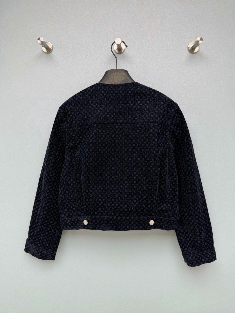 Jacket dojh7 (Category: Coats, Jackets and Outerwear) located in Singapore. Submitted by yejasmine (Listing ID 1464535921, Image 6). Description: .