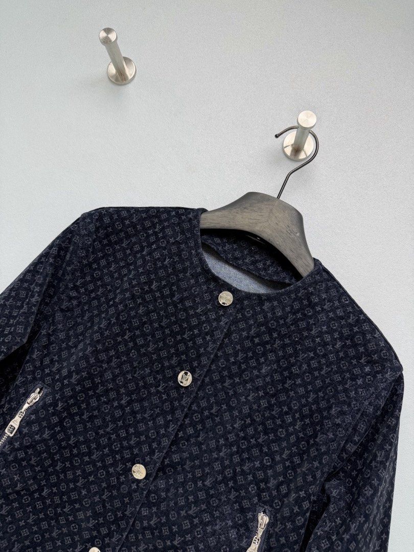 Jacket dojh7 (Category: Coats, Jackets and Outerwear) located in Singapore. Submitted by yejasmine (Listing ID 1464535921, Image 4). Description: .