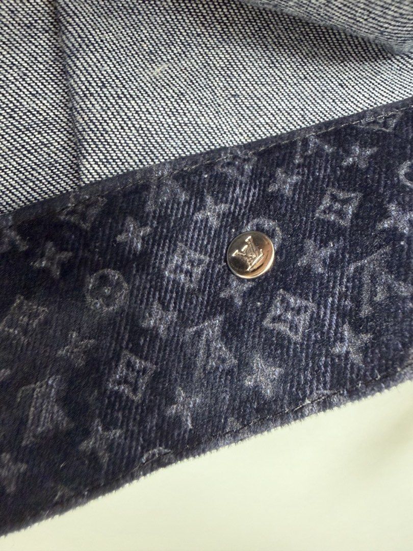 Jacket dojh7 (Category: Coats, Jackets and Outerwear) located in Singapore. Submitted by yejasmine (Listing ID 1464535921, Image 9). Description: .