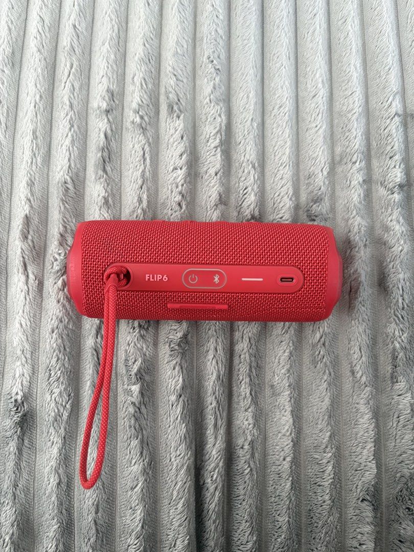 JBL Flip 6 Red (Category: Soundbars, Speakers & Amplifiers) located in Carmona. Submitted by shawnchristiane (Listing ID 1464379922, Image 2). Description: JBL Flip 6 Bluetooth Speaker - complete box - Waterproof design - USB-C charging port - Integrated carrying loop - Impressive sound quality for its size - Ideal for outdoor adventures and travel.