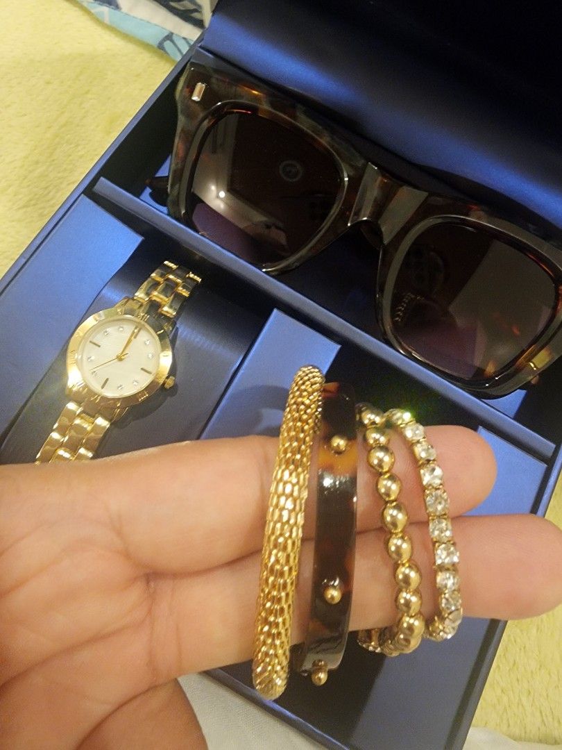 JEWELRY SET (Category: Charms) located in Manila. Submitted by chrinathalie (Listing ID 1464367205, Image 1). Description: brand: VON VOYAGE nabili sa cruise ship set of watch, bracelets, and glasses.