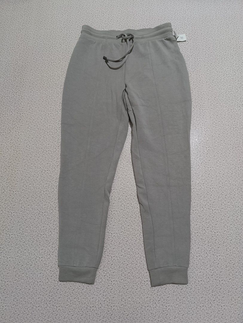 Jogging pants (Category: Joggers) located in Floridablanca. Submitted by shierlyqui32911 (Listing ID 1464399578, Image 1). Description: Jogging pants Size : M on tag Dimes: 33-39x38 Courier: J&t express Mod: Gcash Note: Need wash/color may vary due to lighting First to pay will get the item..