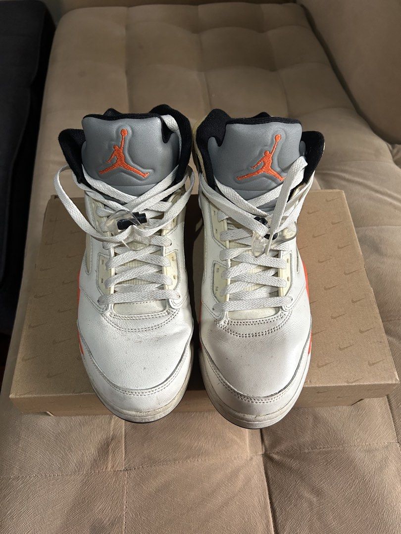 Jordan 5 Retro “Shattered Backboard” (Category: Sneakers) located in Pasig City. Submitted by ethanlucass (Listing ID 1464446336, Image 2). Description: WTS Jordan 5 “Shattered Backboard” Issues: Natural yellowing, rep box, can clean throughly before shipping Used thrice - 9.5/10 condition RFS: Decluttering Size 10 ₱2,500 DM me! 📲.