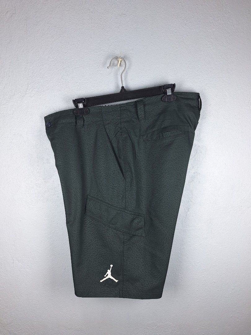 Jordan Dri-Fit Cargo short Dark Green (Category: Joggers) located in Sibulan. Submitted by studioxano (Listing ID 1464386778, Image 1). Description: Jordan Elephant cargo -P2,000 + SF Size 34-36 / Length 22 Excellent condition 9.5/10 color rate no issue Loc: Dumaguete city.