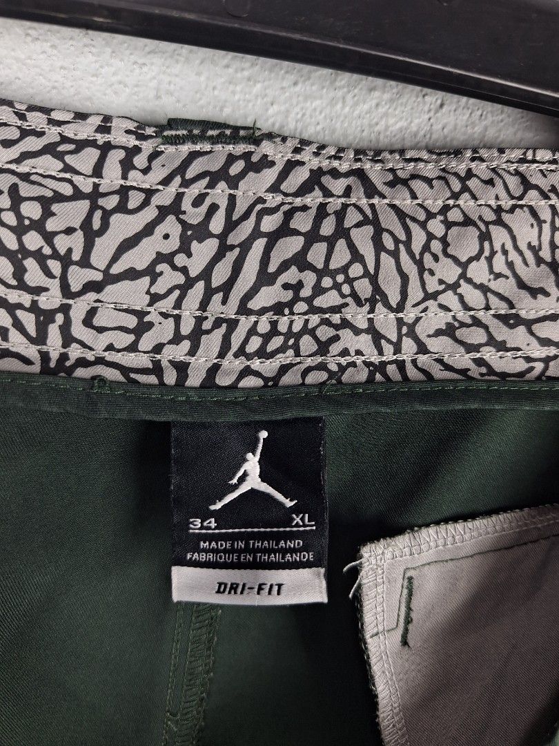 Jordan Dri-Fit Cargo short Dark Green (Category: Joggers) located in Sibulan. Submitted by studioxano (Listing ID 1464386778, Image 3). Description: Jordan Elephant cargo -P2,000 + SF Size 34-36 / Length 22 Excellent condition 9.5/10 color rate no issue Loc: Dumaguete city.