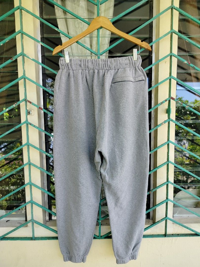 Jordan Grey Sweatpants Joggers 3XL (Category: Joggers) located in Manila. Submitted by virgiliosa38485 (Listing ID 1464493762, Image 3). Description: - Grey Jordan sweatpants - Size: 3XL -Waist 30-40 -Length 40 - Elastic waistband with drawstring - Two side pockets - One back pocket - Jogger style with elastic cuffs - Ideal for casual wear or sports.