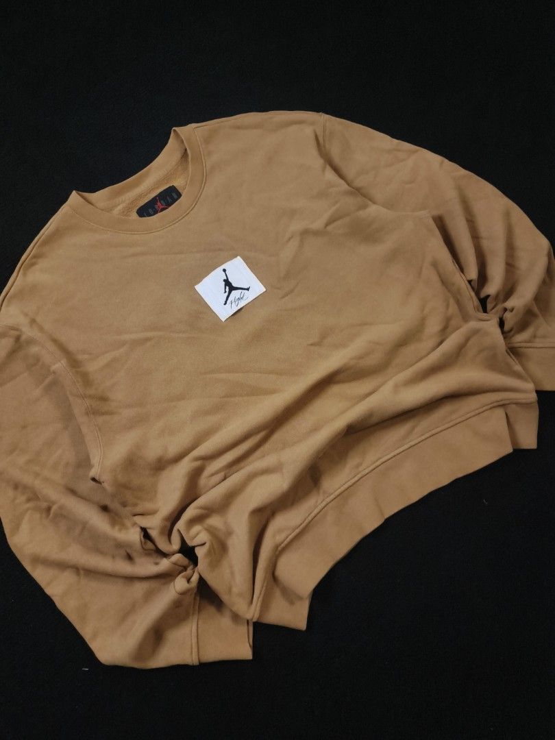 Jordan Mid Logo (Category: Coats, Jackets and Outerwear) located in San Fernando. Submitted by gaboo_asncn (Listing ID 1464546535, Image 1). Description: - Jordan Mid Logo - Size: Large on tag (W23.5/L27) - Condition: Excellent - Color Rate: 9.5/10 - Issue: Small Snag/Pill on the back.