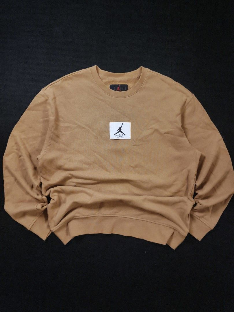 Jordan Mid Logo (Category: Coats, Jackets and Outerwear) located in San Fernando. Submitted by gaboo_asncn (Listing ID 1464546535, Image 2). Description: - Jordan Mid Logo - Size: Large on tag (W23.5/L27) - Condition: Excellent - Color Rate: 9.5/10 - Issue: Small Snag/Pill on the back.