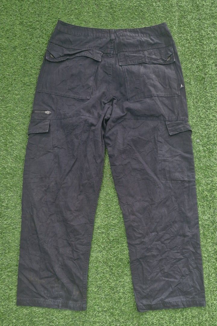 Jordan y2k cargo pants (Category: Jeans) located in Pili. Submitted by the_g_thrift (Listing ID 1464434614, Image 2). Description: size 32 on tag size 32 tape measure length 42 hem; 10 issue. need wash minimal sign of used.