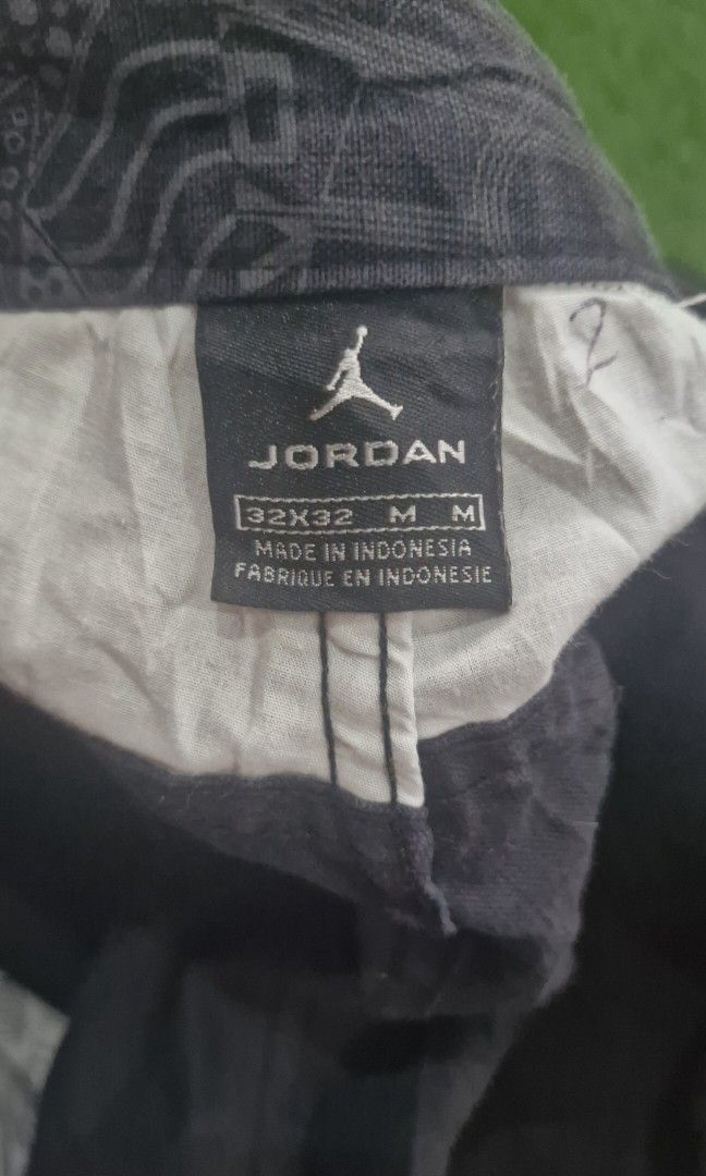 Jordan y2k cargo pants (Category: Jeans) located in Pili. Submitted by the_g_thrift (Listing ID 1464434614, Image 3). Description: size 32 on tag size 32 tape measure length 42 hem; 10 issue. need wash minimal sign of used.