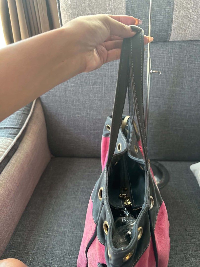 Juicy couture handbag or shoulder bag (Category: Shoulder Bags) located in Legazpi City. Submitted by dimas_loot (Listing ID 1464433063, Image 3). Description: Juicy couture hand bag Need clean lang rust sa ring Thrifted .