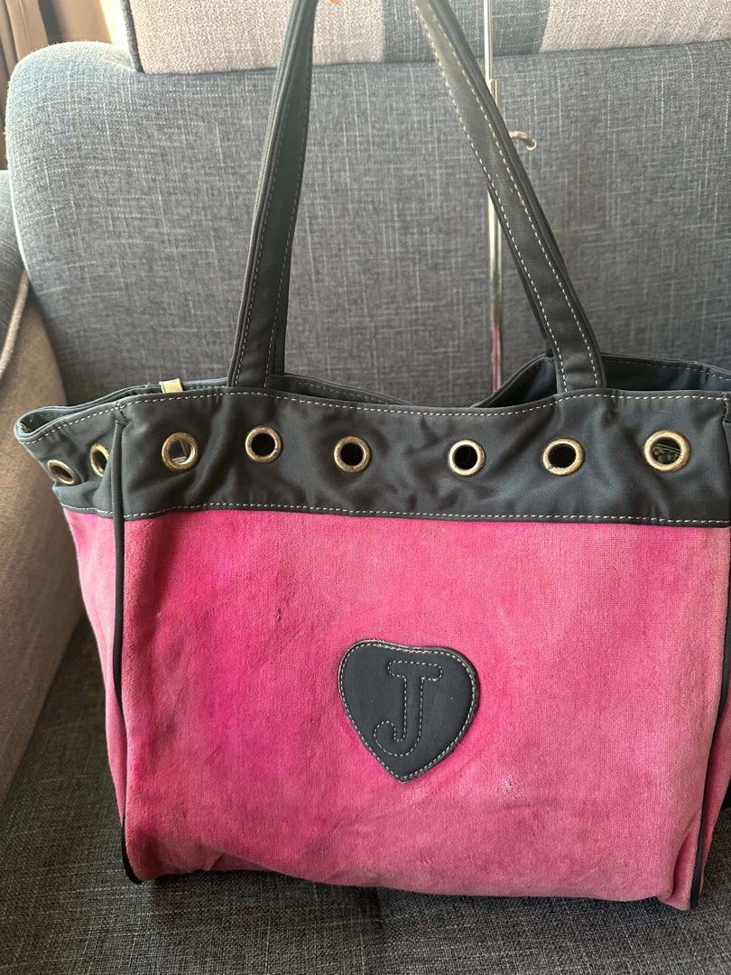 Juicy couture handbag or shoulder bag (Category: Shoulder Bags) located in Legazpi City. Submitted by dimas_loot (Listing ID 1464433063, Image 2). Description: Juicy couture hand bag Need clean lang rust sa ring Thrifted .