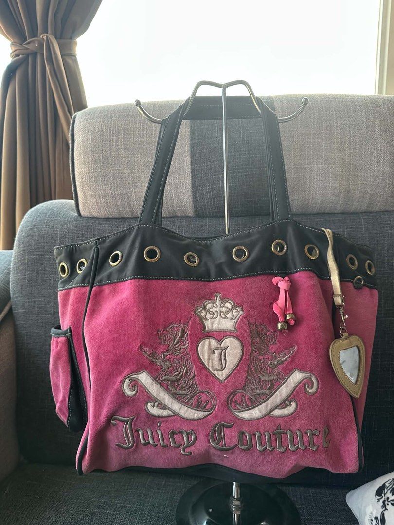 Juicy couture handbag or shoulder bag (Category: Shoulder Bags) located in Legazpi City. Submitted by dimas_loot (Listing ID 1464433063, Image 1). Description: Juicy couture hand bag Need clean lang rust sa ring Thrifted .