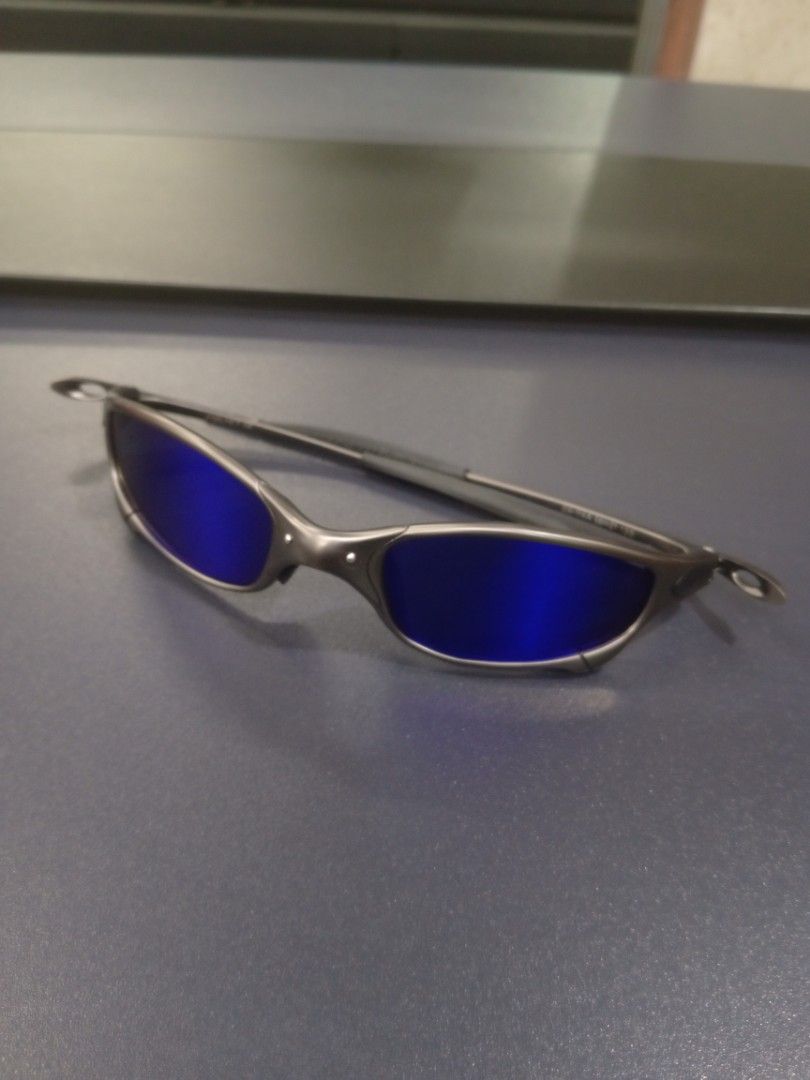 Juliet Oakley (Category: Sunglasses & Eyewear) located in Manila. Submitted by ronmarbeni45920 (Listing ID 1464403404, Image 2). Description: excellent condition no issue on lens metal frame coded.