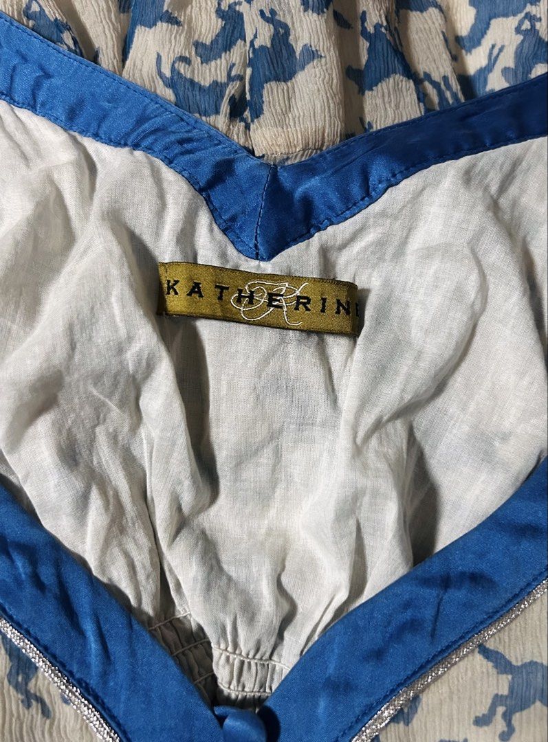 KATHERINE (Category: Sleeveless) located in Davao. Submitted by sart0ria85 (Listing ID 1464496260, Image 3). Description: A sleeveless top of cream and a blue printed mini horses. 100% SILK MADE IN CHINA 🇨🇳 MEDIUM. Size 6 VERY GOOD CONDITION (88/100).