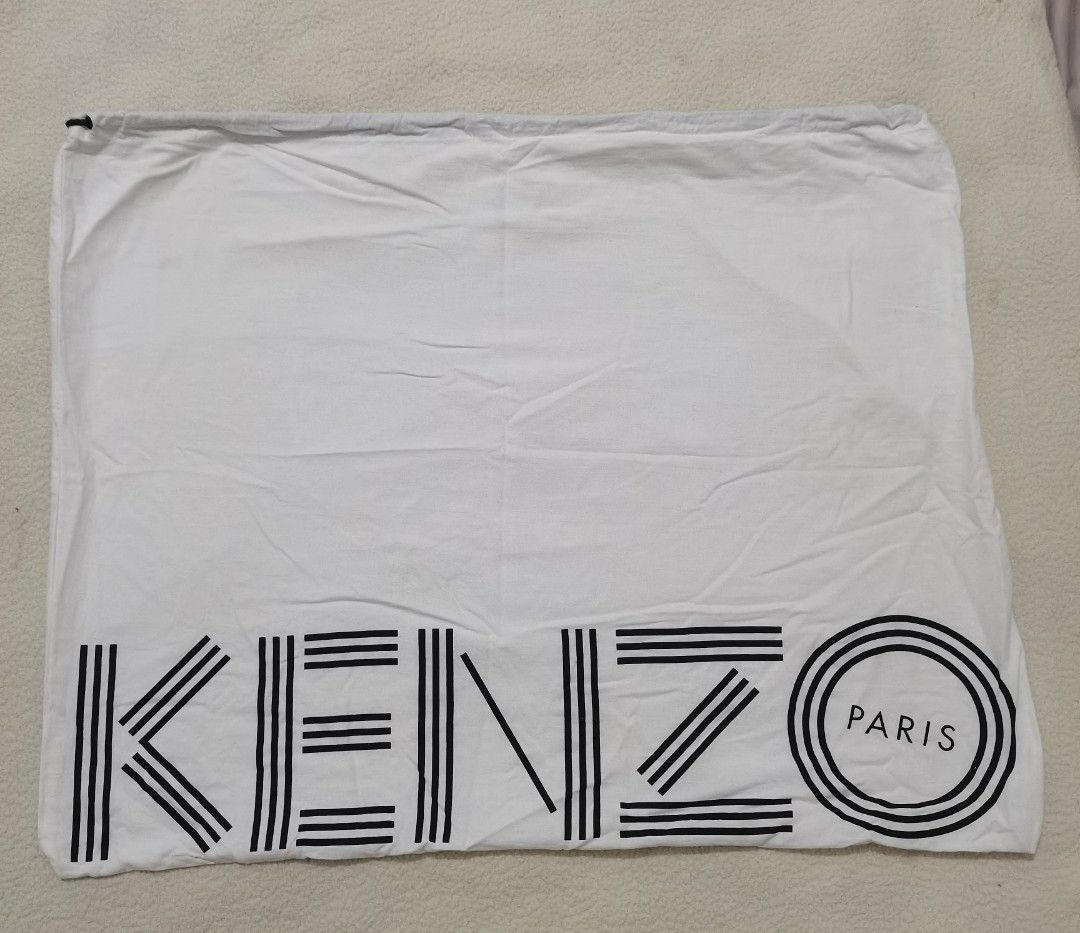 Kenzo Paris Graphic Luxury Dust Bag (Category: Luxury Bags & Wallets) located in Santa Cruz. Submitted by oddpenguin-4575 (Listing ID 1464544363, Image 2). Description: 📌.....P L E A S E R E A D..... 📌measurement:L-18" /W-22.5" 📌color-9/10 📌Brand:Kenzo 📌issue:❌ 📌this oversized landscape dust bag is designed for large handbags, backpacks, or statement travel totes. It is a perfect fit for signature Kenzo pieces like their canvas or leather t
